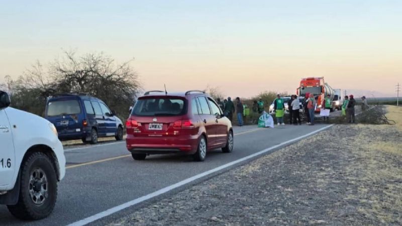 Municipales de Pomán cortan ruta en reclamo de mejoras salariales