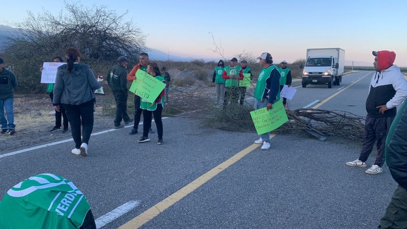 Municipales de Pomán cortan ruta en reclamo de mejoras salariales