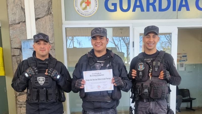 Motoristas policiales reconocidos por salvar la vida de una adolescente en Valle Viejo