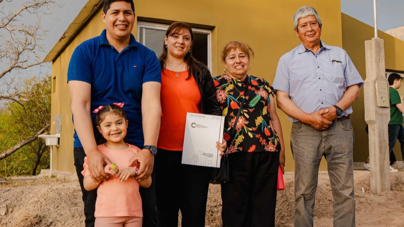 Felicidad plena para vecinas de Mutquín y San Miguel al recibir sus hogares