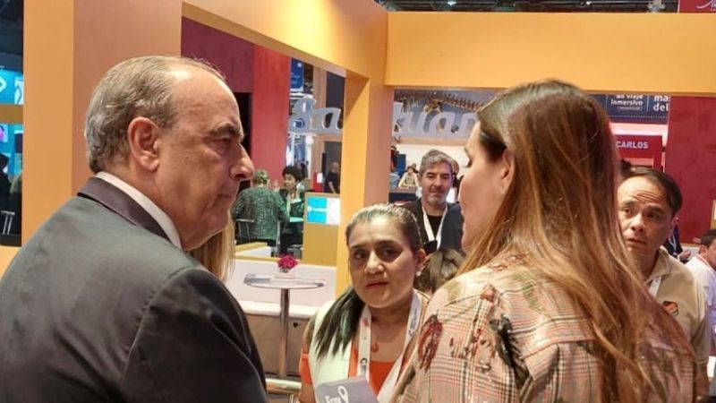 El jefe de Gabinete Guillermo Francos visitó el stand de Andalgalá en FIT 2025