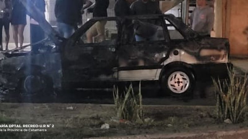 Voraz incendio de un automóvil en La Paz