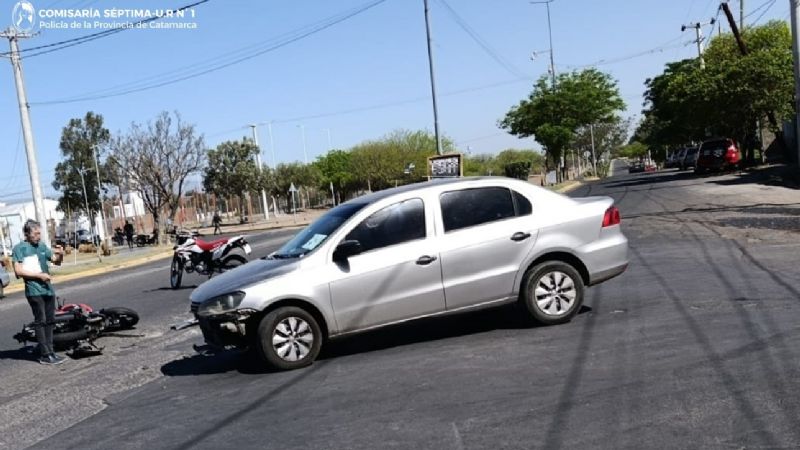 Joven motociclista lesionado tras colisionar con un auto