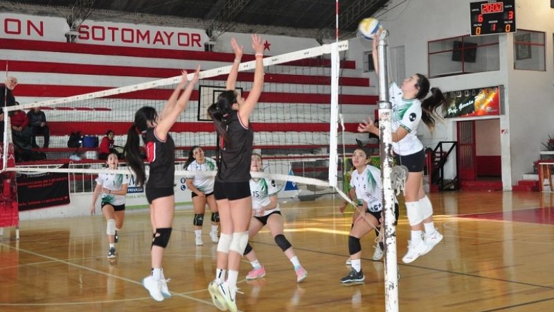 Tres líderes en el inicio del Anual Femenino de Vóley