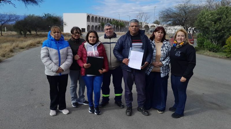 Becados con 10 años de servicio exigen contratos tras promesa incumplidas