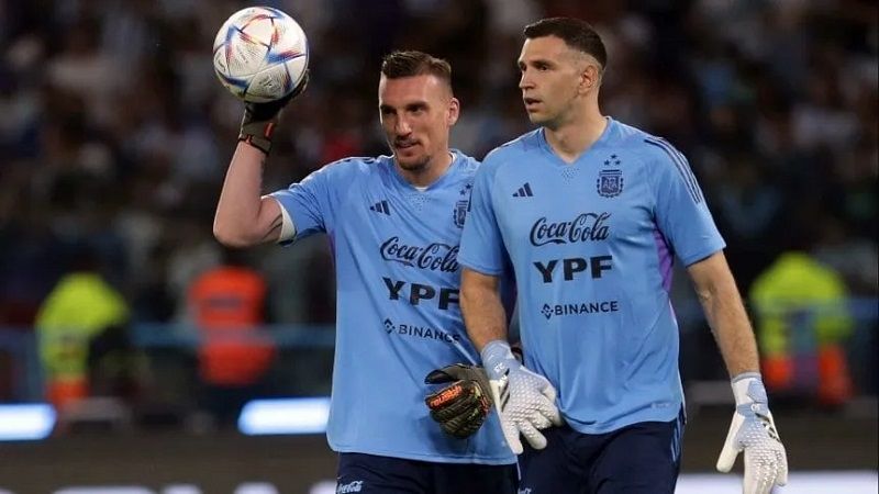 Para “Dibu” Martínez: "Armani es el mejor de la historia"