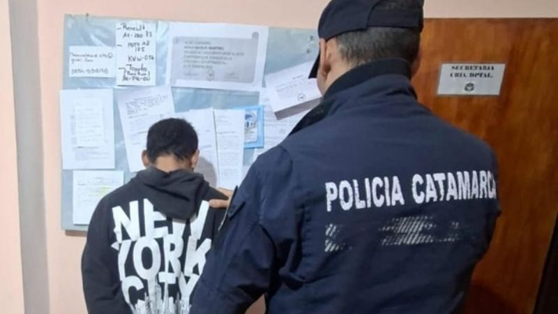 Estaba peleando y cuando llegó la policía los amenazó con una navaja