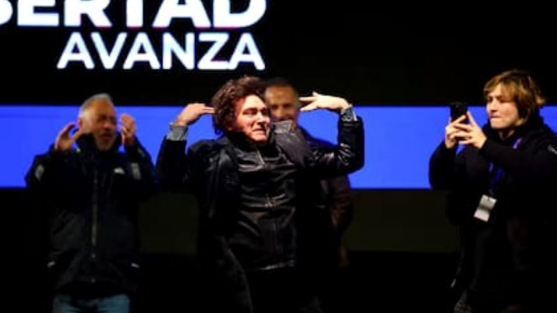 Javier y Karina Milei llegaron al búnker de La Libertad Avanza en La Plata para recibir los resultados