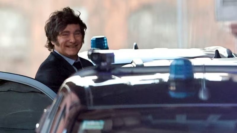 Milei descartó cambios en el gabinete pero reflotó una mesa política que él mismo encabezará