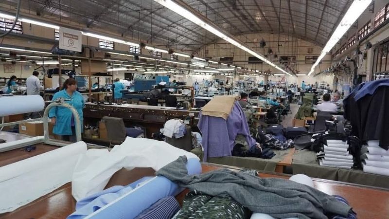 Trabajadores de una fábrica textil denuncian atrasos salariales y falta de cobertura social