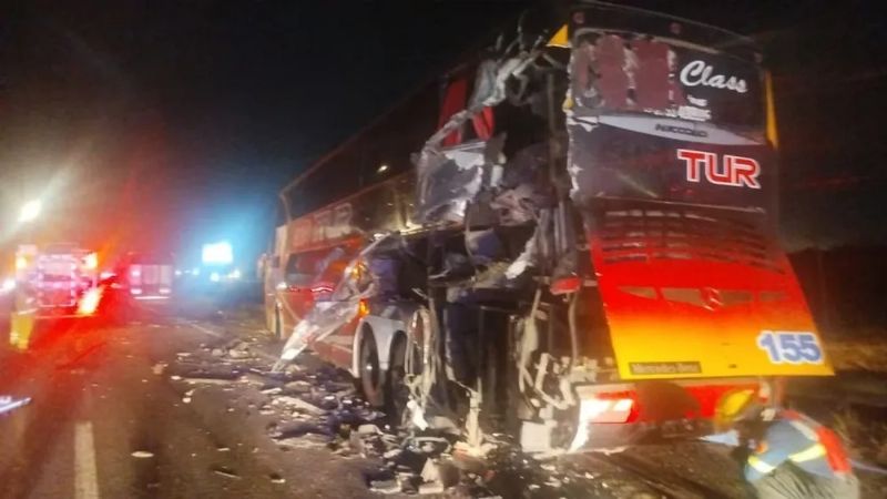 Un colectivo de larga distancia y un camión protagonizaron un grave accidente en Campana