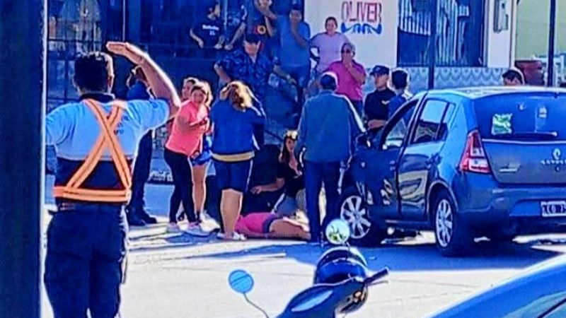Choque entre un auto y una moto dejó una mujer lesionada en Los Altos