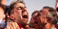 El grito de Luciano Benavides, abrazado por su padre, instantes después de ganar el Dakar más ajustado de la historia en motos. 