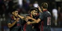 FESTEJO de otro de los goles de Marcelino Moreno para Lanús, ante Sarmiento de La Banda.