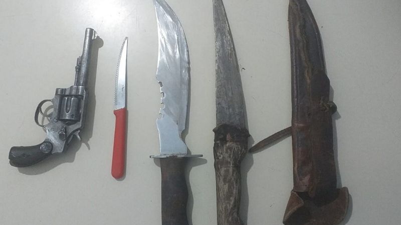Arrestaron a un joven, secuestraron un arma de fuego y tres armas blancas