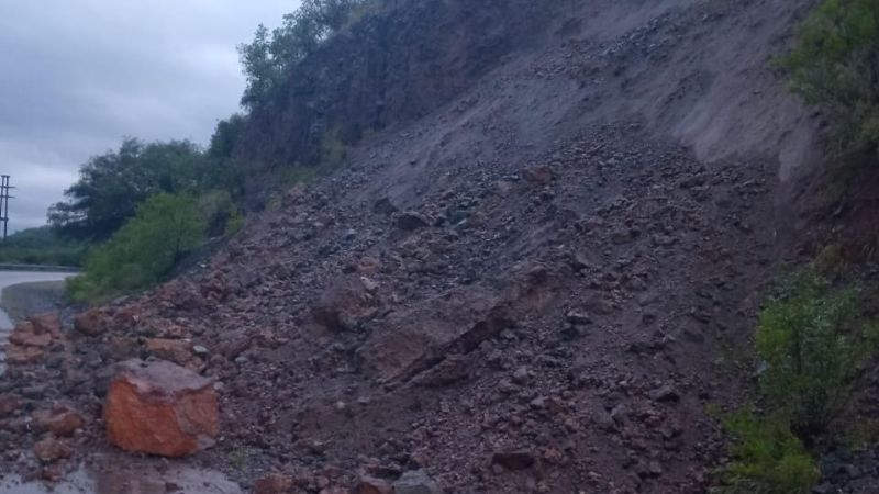Derrumbe afecta la Ruta Provincial N°1 a la altura de Isla Larga