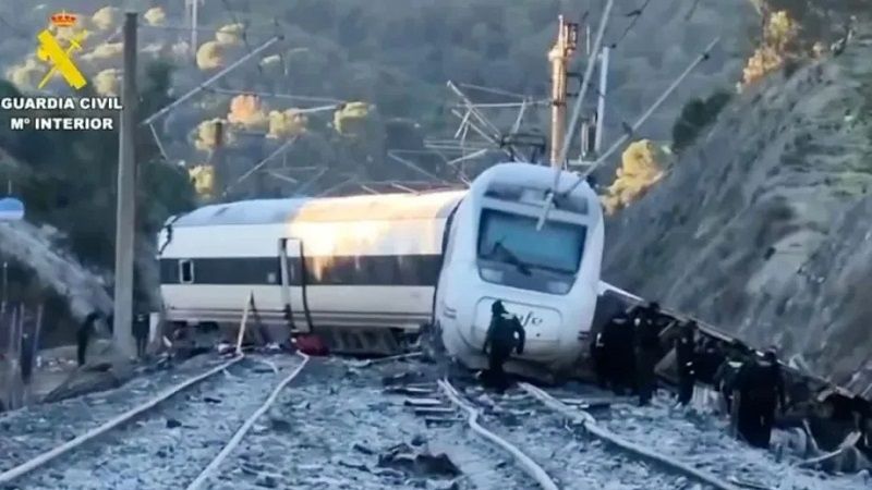 Luto en España por tragedia ferroviaria que causó 39 muertos