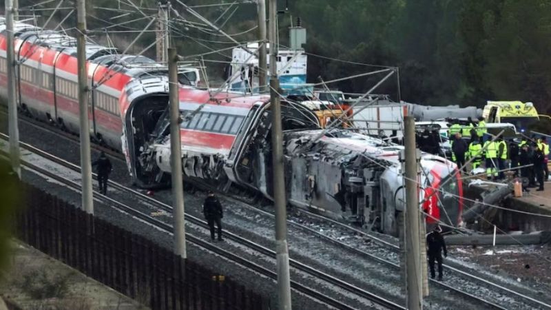 Luto en España por tragedia ferroviaria que causó 39 muertos