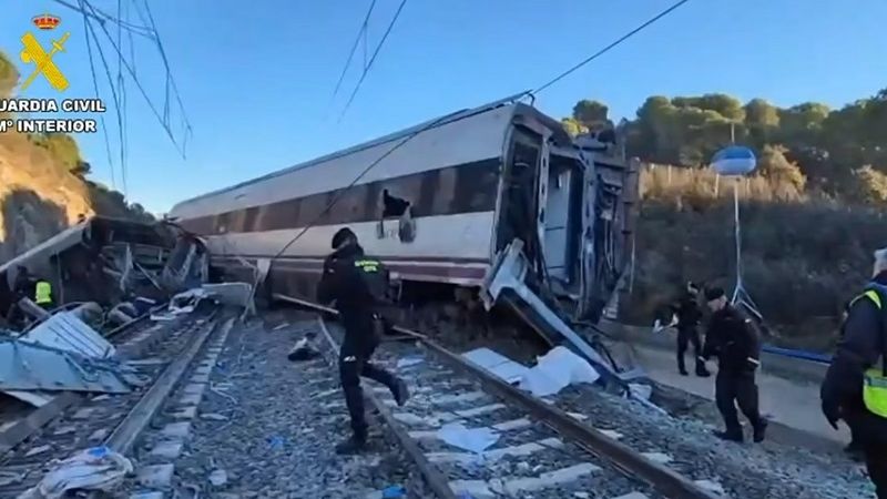 Luto en España por tragedia ferroviaria que causó 39 muertos
