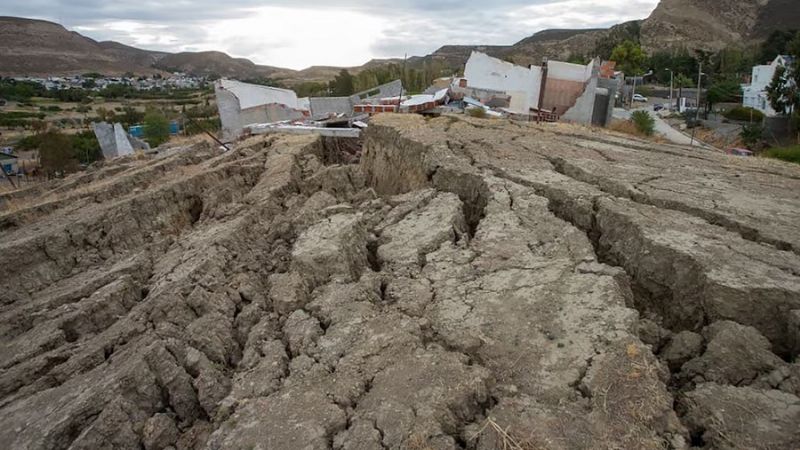 Barrio destruido por colapso de un cerro en Comodoro
