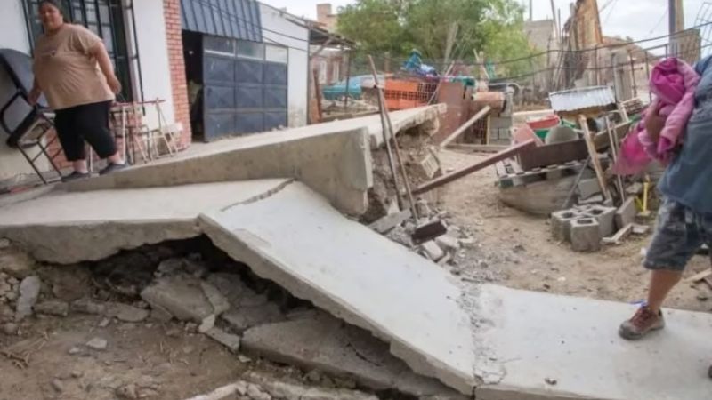 Barrio destruido por colapso de un cerro en Comodoro