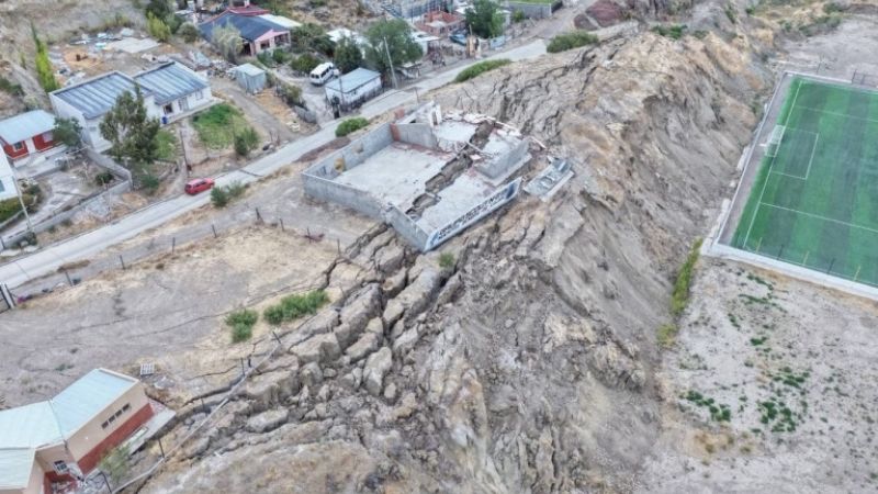 Barrio destruido por colapso de un cerro en Comodoro