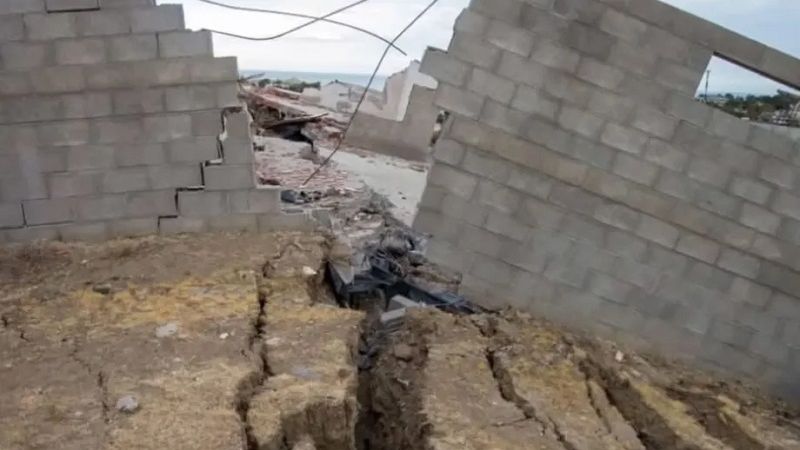 Barrio destruido por colapso de un cerro en Comodoro