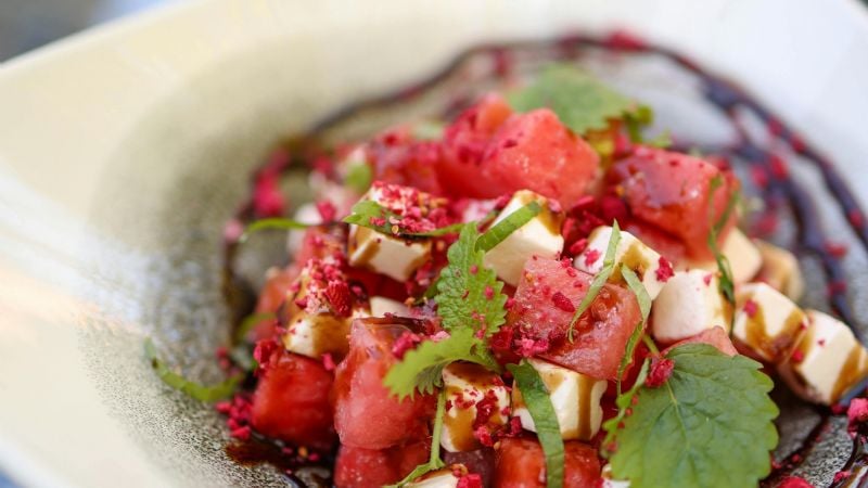 Sandía, queso y algo más: ensaladas fáciles para combatir el calor