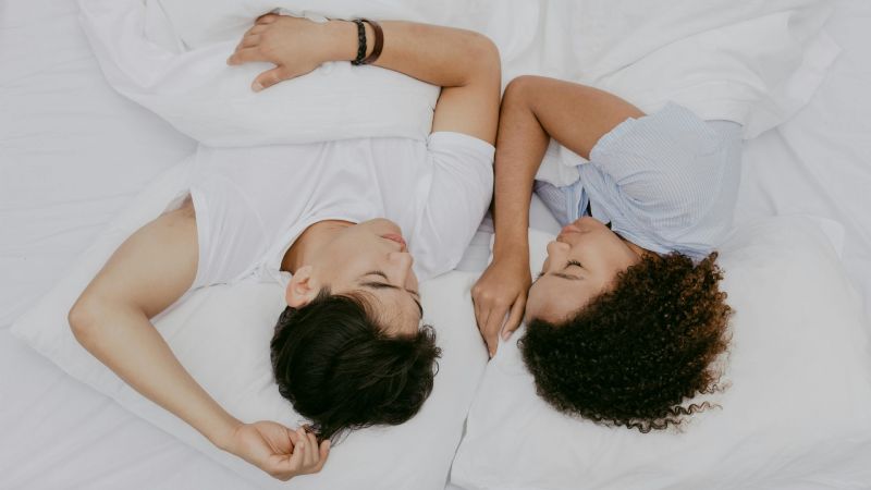 Un experto en sueño advierte que dormir abrazados a la pareja puede arruinar el descanso