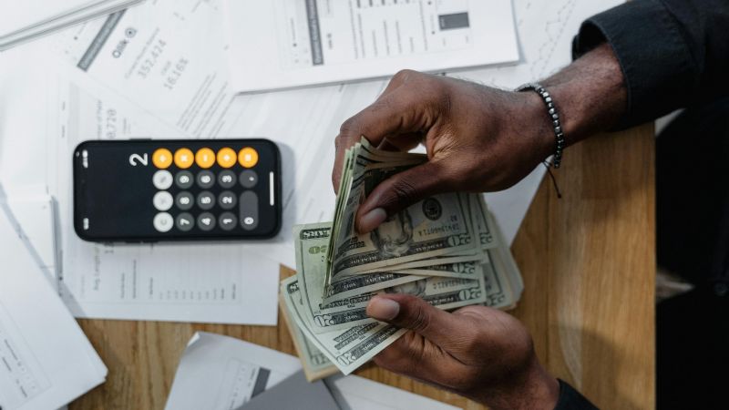 Sube el dólar oficial y el riesgo país toca mínimos de seis años