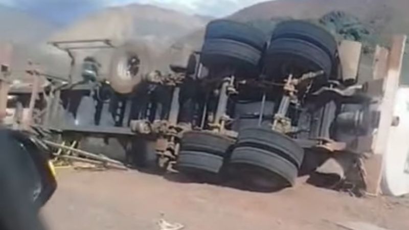 Volcó un camión en el Paso San Francisco