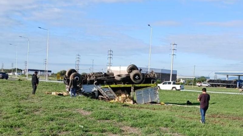 Se conoció la identidad del conductor del camión volcado