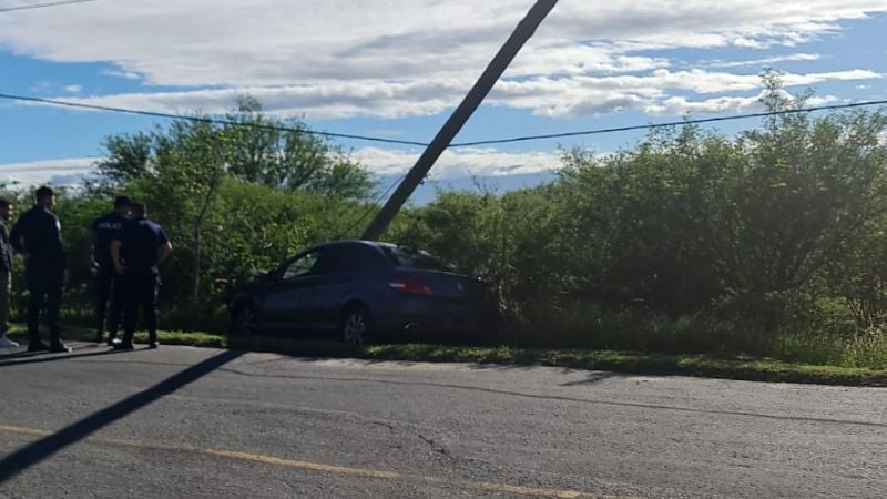 Automóvil se estrelló contra un poste de luz