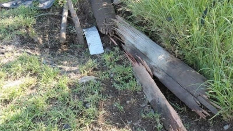Automóvil se estrelló contra un poste de luz