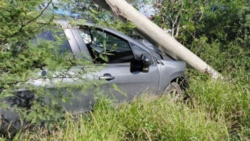 Automóvil se estrelló contra un poste de luz