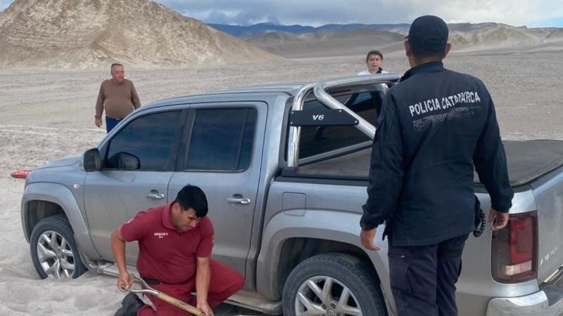 Policías auxiliaron a turistas varados en el Campo de Piedra Pómez