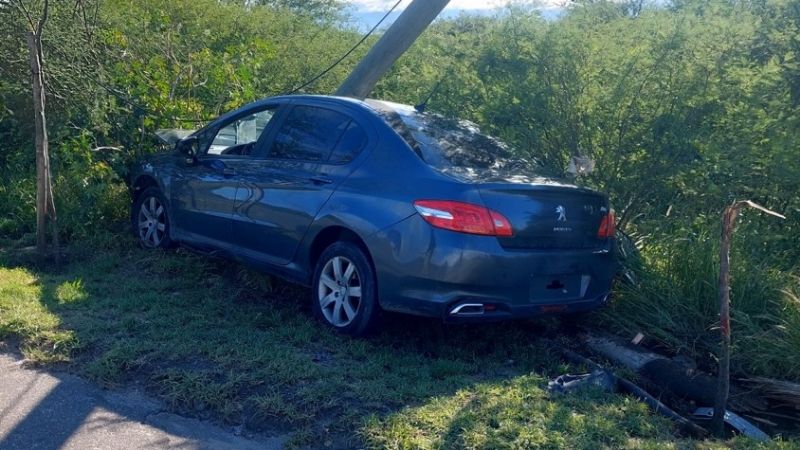 Detuvieron al conductor que chocó contra un poste de luz