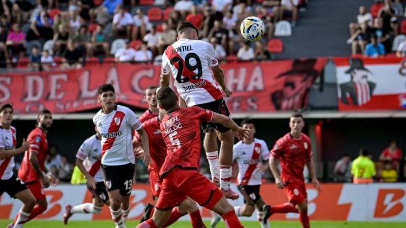 Por la cabeza de Montiel, River venció a Barracas