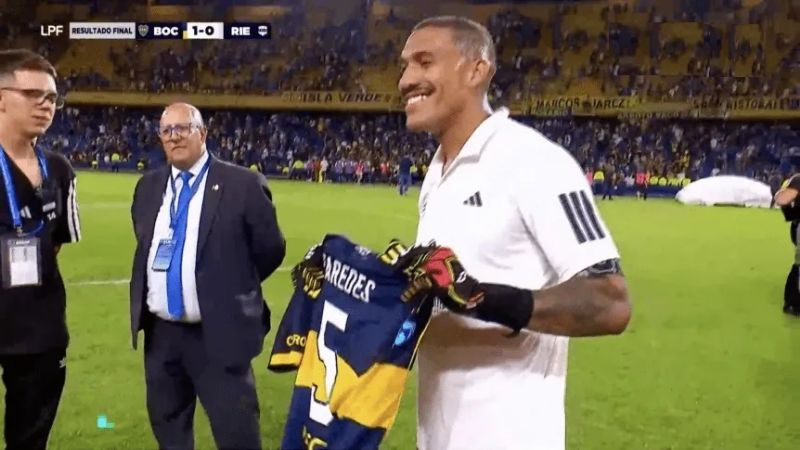 Arce fue figura con Boca y se quedó la camiseta de Paredes