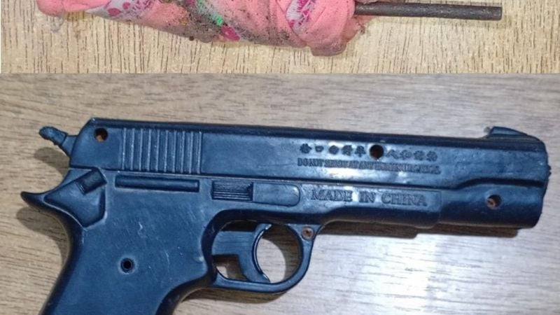 Detuvieron a un joven con un hierro y una réplica de pistola