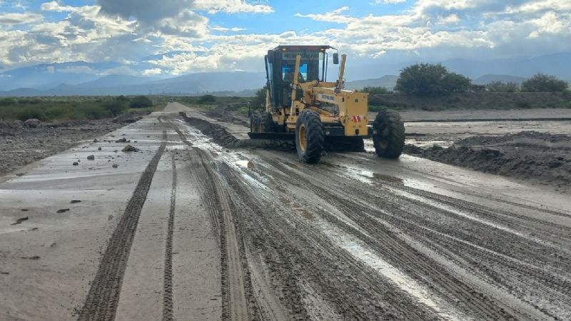 Despejan badenes en rutas 40 y 60 por crecidas de ríos