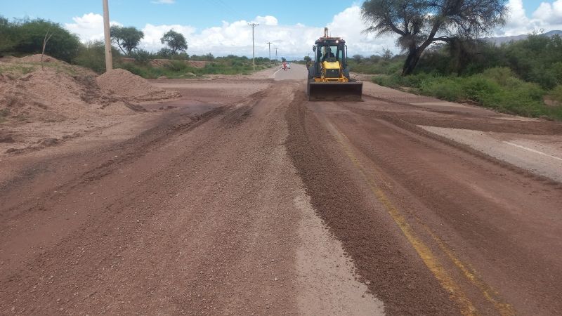 Despejan badenes en rutas 40 y 60 por crecidas de ríos