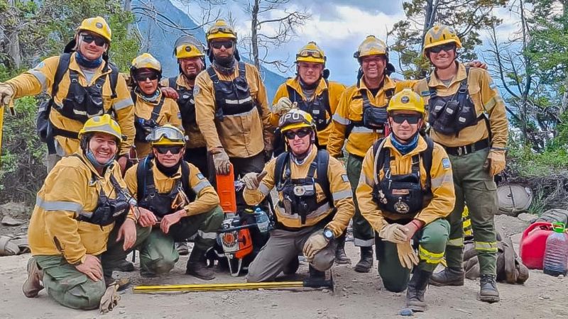 Brigadistas de Catamarca continúan el combate del fuego en Chubut