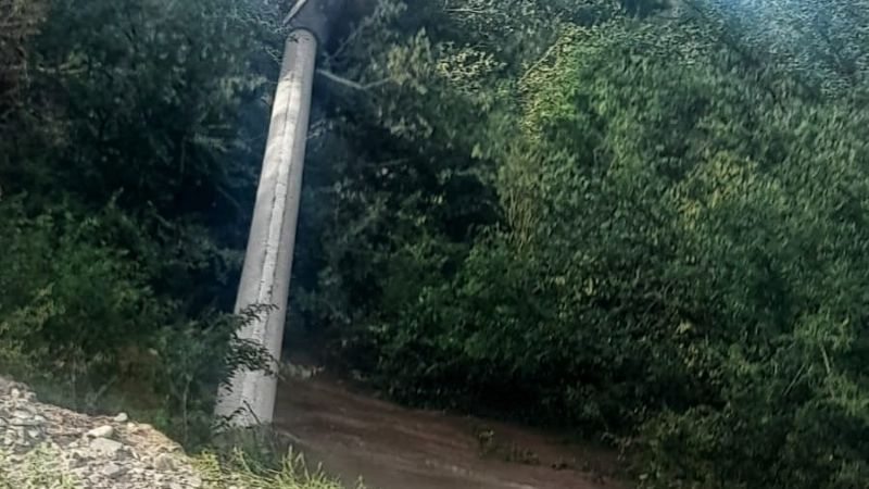Cortes totales en rutas provinciales por crecidas y caída de torre de alta tensión
