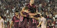 TODO LANÚS festeja el gol de Ramiro Carrera, en lo más alto de la celebración.