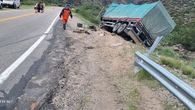 Restringen el tránsito en La Cébila por remoción del camión siniestrado