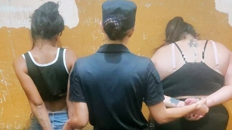 Detienen a dos mujeres con elementos robados