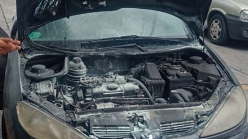Un auto se prendió fuego en pleno centro