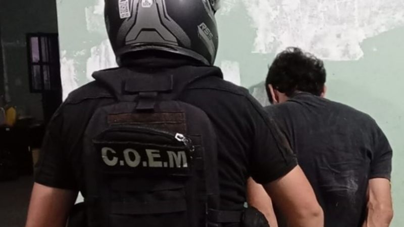 La policía intentó identificarlo, pero los atacó con un palo