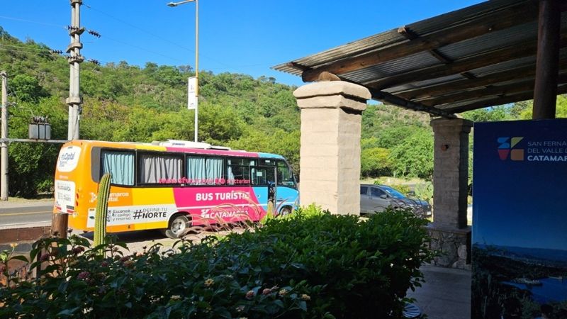 El bus turístico propone interesantes paseos para visitantes y locales